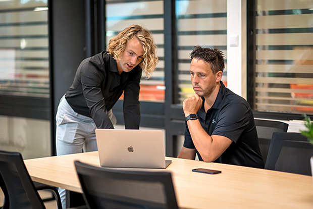 Consultant die uitlegt hoe dynamische content werkt